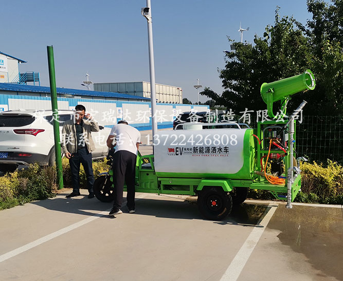 保定宏瑞達(dá)電動霧炮灑水車在秦皇島景區(qū)建設(shè)工地上崗